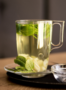 Becher mit Minztee