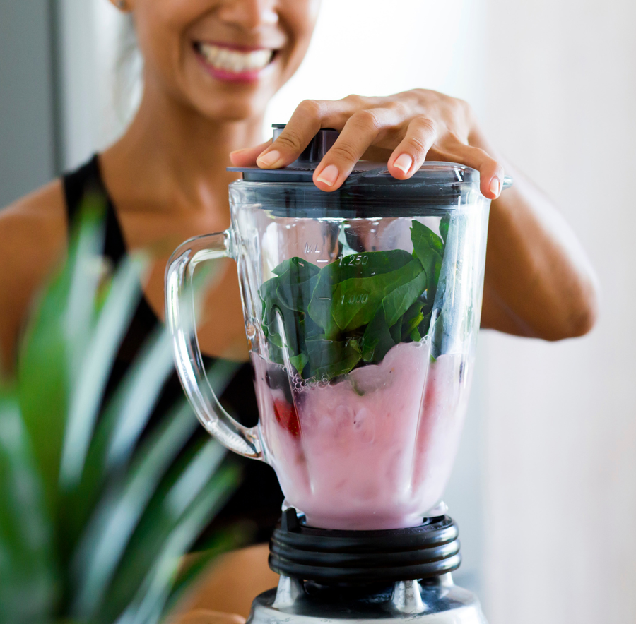 Frau macht sich einen gesunden Smoothie f&uuml;r ihr Immunsystem